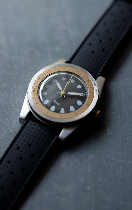 MECA REVOLT BLACK - GOLD BEZEL